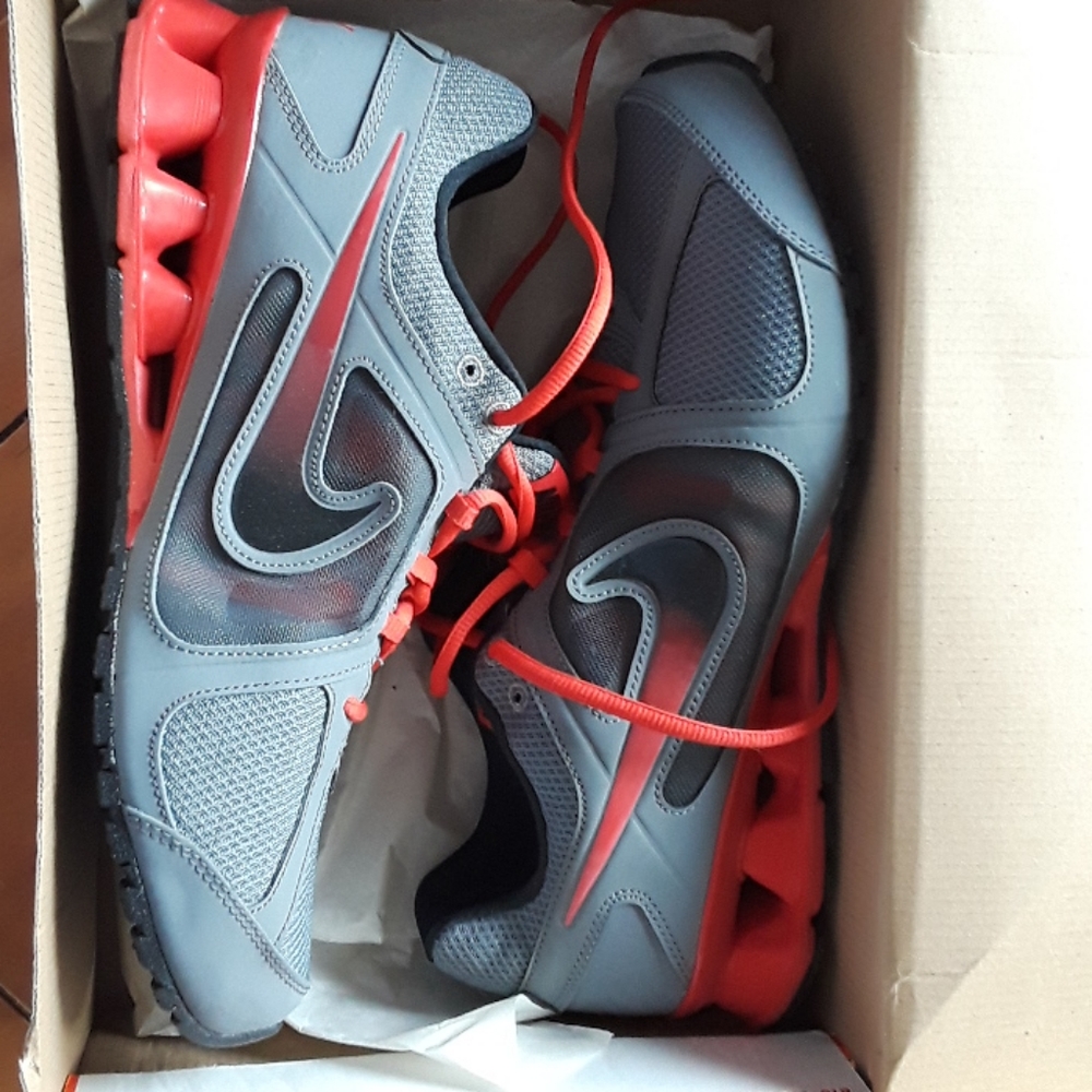 Mens Nike sz. 9.5 gym shoe